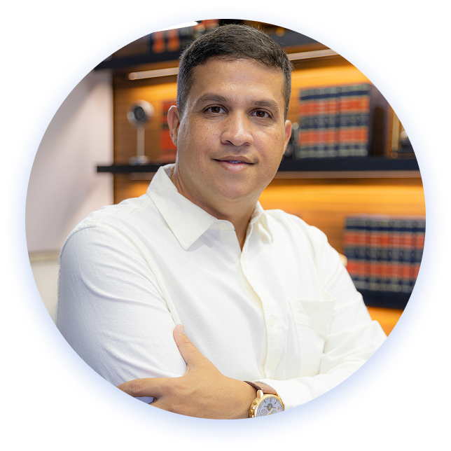 Breno Moraes, especialista em gestão financeira para postos de combustíveis, em escritório com livros e troféus ao fundo.